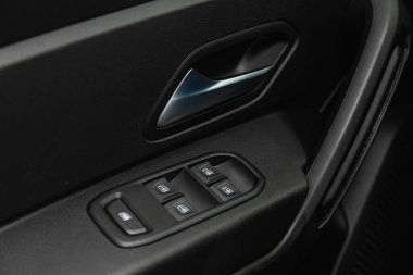 Novosibirsk, Rusya - 22 Temmuz 2021: Renault Duster, yan kapı düğmeleri: pencere, ayna ayarlama düğmeleri, kapı kilidi. Araba içeride.