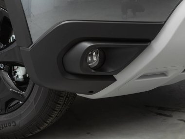 Novosibirsk, Rusya - 22 Temmuz 2021: Renault Duster, tampondaki sis ışıklarının yakın çekimi