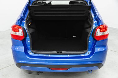 Novosibirsk, Rusya - 24 Ekim 2021: Lada Granta, Temiz, SU aracındaki boş bagajı aç