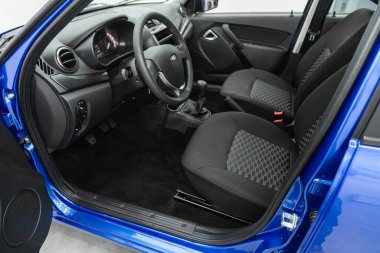 Novosibirsk, Rusya - 24 Ekim 2021: Lada Granta, direksiyon, vites kolu, multimedya sistemi, sürücü koltukları ve konsolu