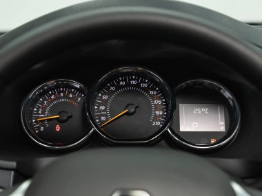 Novosibirsk, Rusya - 23 Ekim 2021: Renault Sandero Stepway, Araç paneli, dijital parlak hız göstergesi, kilometre sayacı ve diğer araçlar