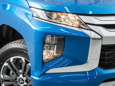 Novosibirsk, Rusya - 24 Ekim 2021: Mitsubishi L200, arabanın farlarını kapatın. Dış görünüm kapatma ayrıntısı