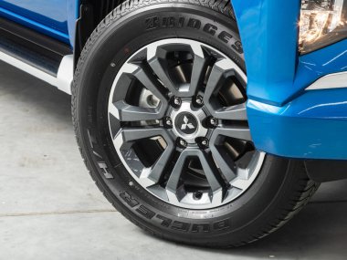 Novosibirsk, Rusya - 24 Ekim 2021: Mitsubishi L200, Mavi Araba Tekerleği