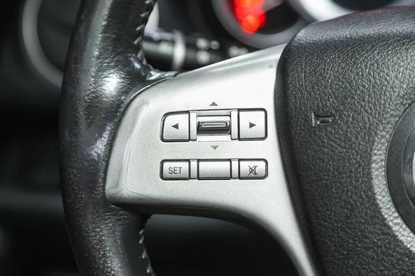 2021年10月30日 俄罗斯Novosibirsk Mazda 具有多功能按钮用于快速控制的黑色方向盘 在车上进行特写 — 图库照片