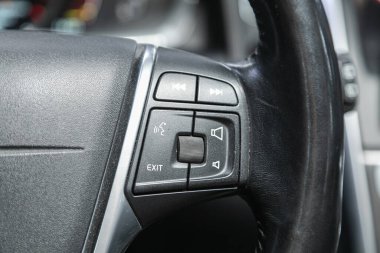 Novosibirsk, Rusya - Kasım 04, 2021: Volvo XC60, hızlı kontrol için çok fonksiyonlu siyah direksiyon, arabaya yakın çekim