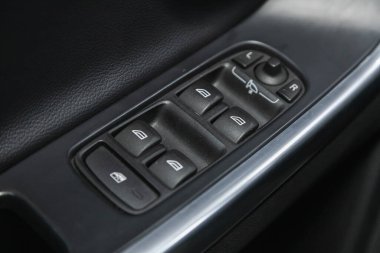Novosibirsk, Rusya - Kasım 04, 2021: Volvo XC60, yan kapı düğmeleri: pencere ayarlama düğmeleri, kapı kilidi. 