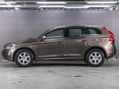 Novosibirsk, Rusya - Kasım 04, 2021: kahverengi Volvo XC60, yan görüş. Park yerinde steyşın araba.  