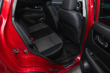 Novosibirsk, Rusya - 4 Kasım 2021: Nissan Qashqai, araç yolcusu ve emniyet kemeri takılı sürücü koltukları.