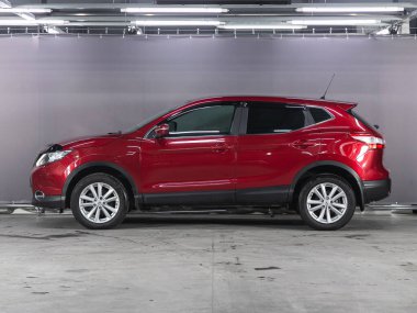 Novosibirsk, Rusya - Kasım 04, 2021: Kırmızı Nissan Qashqai, yan görüş. Otoparkta popüler bir SUV.  