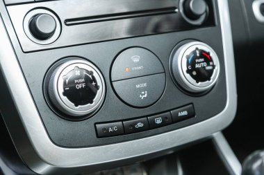 Novosibirsk, Rusya - 09 Kasım 2021: Mazda CX-7, bir arabanın içindeki havalandırma düğmeli siyah detay
