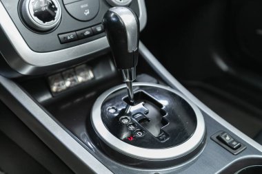 Novosibirsk, Rusya - 09 Kasım 2021: Mazda CX-7, modern bir arabanın otomatik vites kolu. 