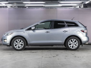 Novosibirsk, Rusya - 09 Kasım 2021: gri Mazda CX-7, yan görüş. Otoparkta popüler bir SUV.   