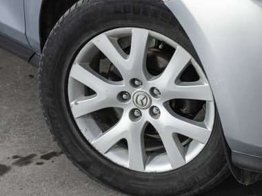 Novosibirsk, Rusya - 09 Kasım 2021: Mazda CX-7, Araç tekerleğini kapatın 