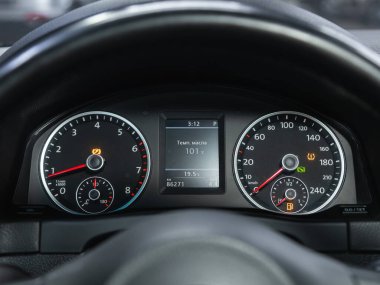 Novosibirsk, Rusya - 09 Kasım 2021: Volkswagen Tiguan, siyah araba hız göstergesi. Torpido gözüne yakın çekim yapan bir araba..