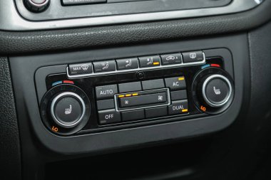 Novosibirsk, Rusya - 09 Kasım 2021: Volkswagen Tiguan, Bir arabanın içinde klima düğmesi olan siyah detay