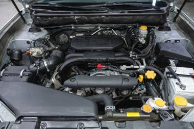 Novosibirsk, Rusya - 09 Kasım 2021: Subaru Outback, araba motoru yakın çekim. İçten yanmalı motor, araba parçaları, ayreylin