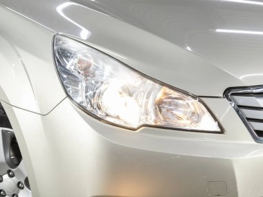 Novosibirsk, Rusya - 09 Kasım 2021: Subaru Outback, dış görev. Modern araba ksenon lambasına yakın dur.