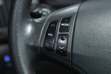 Novosibirsk, Rusya - 09 Kasım 2021: Hyundai Elantra, hızlı kontrol için çok fonksiyonlu siyah direksiyon, arabaya yakın çekim