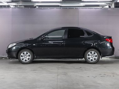 Novosibirsk, Rusya - 09 Kasım 2021: BlACK Hyundai Elantra, yan görüş. Otoparktaki bakır rengi sedan.  