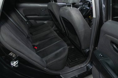 Novosibirsk, Rusya - 09 Kasım 2021: Hyundai Elantra, araç yolcusu ve emniyet kemerli sürücü koltukları.