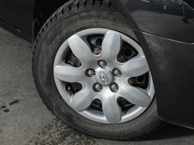 Novosibirsk, Rusya - 09 Kasım 2021: Hyundai Elantra, Araç tekerleğini kapat 