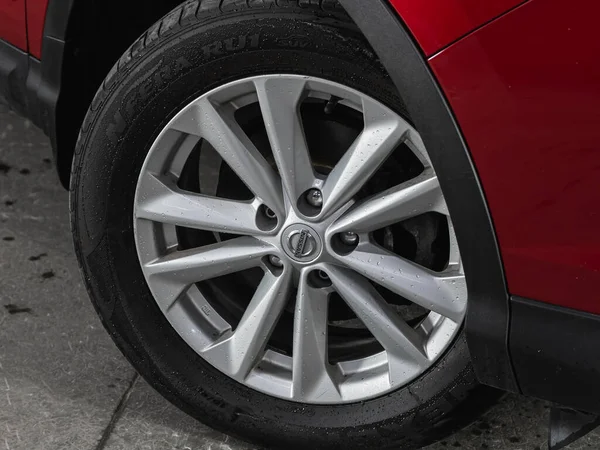 러시아의 노보시비르스크 2021 Nissan Qashqai Close Car Wheel — 스톡 사진