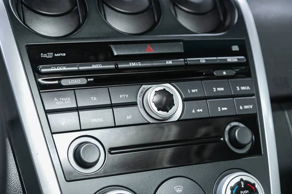 Novosibirsk, Rusya - 09 Kasım 2021: Mazda CX-7, radyo, oyuncu ve kontrol düğmesi olan siyah panele yaklaş