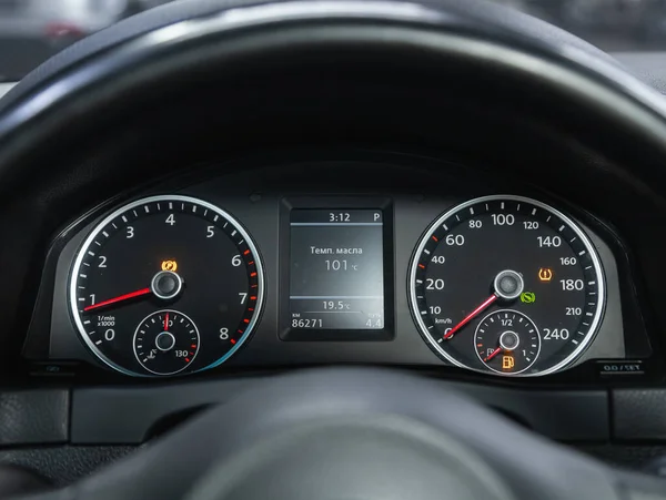Novosibirsk Russia November 2021 Volkswagen Tiguan Black Car Speedometer 汽车仪表盘的近照 — 图库照片
