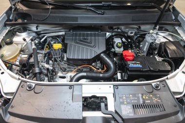 Novosibirsk, Rusya - 24 Eylül 2021: Renault Sandero, temiz bir motor bloğunu kapatın. İçten yanmalı motor, araba parçaları, ayreylin