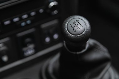 Novosibirsk, Rusya - 31 Ekim 2021: Lada Niva, Hızlandırıcı kolu ve yeni bir arabanın düğmeleri.