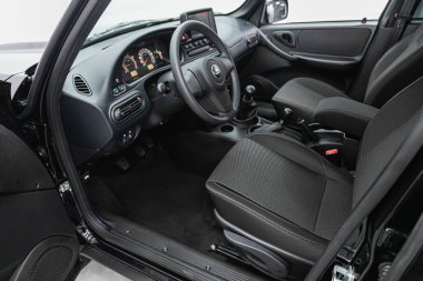 Novosibirsk, Rusya - 31 Ekim 2021: Lada Niva, gösterge paneli, oyuncu, direksiyon, gaz kolu, düğmeler, koltuklar. 