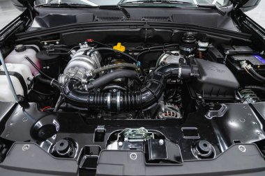 Novosibirsk, Rusya - 31 Ekim 2021: Lada Niva, temiz bir motor bloğunu kapatın. İçten yanmalı motor, araba parçaları, ayreylin