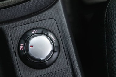 Novosibirsk, Rusya - 09 Kasım 2021: Isuzu D-MAX, 2WD 'yi kapat, AUTO, LoCK düğmesi arka planda hafif odaklı ve ışığın üzerinde kontrol düğmesi