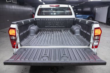 Novosibirsk, Rusya - 09 Kasım 2021: Isuzu D-MAX, bir kamyonetin bagajı açık