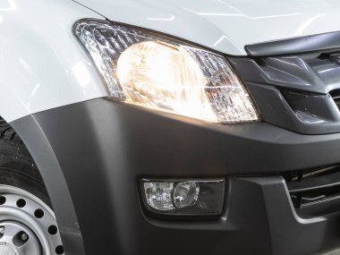 Novosibirsk, Rusya - 09 Kasım 2021: Isuzu D-MAX, arabanın ön tarafı. beyaz araba farları