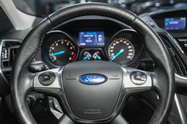 Novosibirsk, Rusya - 09 Kasım 2021: Ford Kuga, kokpit iç kabin detayları, hız göstergesi ve taktik ölçer. Siyah deri iç döşeme