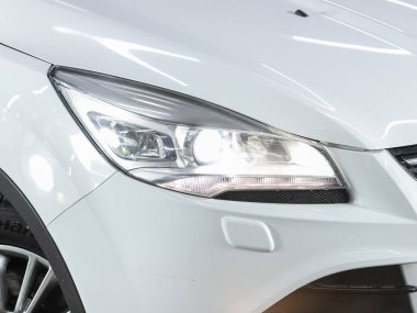 Novosibirsk, Rusya - 09 Kasım 2021: Ford Kuga, arabanın önü. Beyaz araba farları