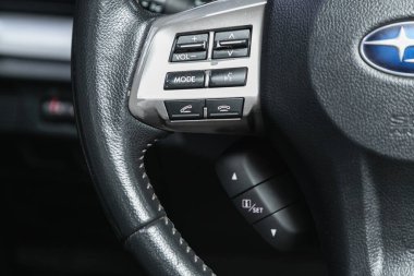 Novosibirsk, Rusya - 18 Kasım 2021: Subaru Forester, hızlı kontrol için çok fonksiyonlu siyah direksiyon, yakın çekim