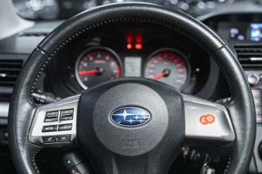 Novosibirsk, Rusya - 18 Kasım 2021: Subaru Forester, kokpit iç kabin detayları, hız göstergesi ve taktik ölçer. Siyah deri iç döşeme