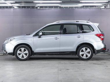Novosibirsk, Rusya - 18 Kasım 2021: gümüş rengi Subaru Forester, yan görüş. Otoparkta popüler bir SUV.   