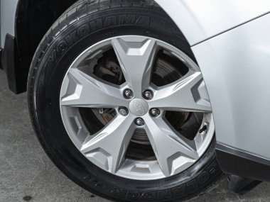 Novosibirsk, Rusya - 18 Kasım 2021: Subaru Forester, Araç tekerleğini kapat