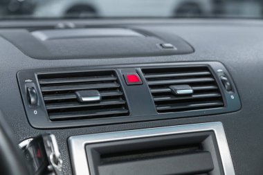 Novosibirsk, Rusya - 18 Kasım 2021: Volvo V50, saptırıcı, araba havalandırma sistemi. Araba kliması.