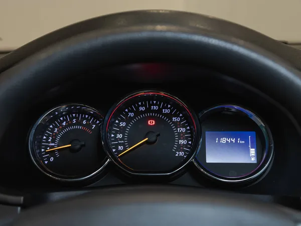 2021年9月24日 俄罗斯新锡尔斯克 桑德罗 Renault Sandero 新汽车内部细节 速度计 速度计及方向盘 — 图库照片
