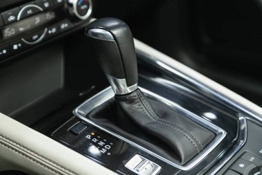 Novosibirsk, Rusya - 30 Ekim 2021: Mazda CX-5, otomobil şanzıman, otomobil interio