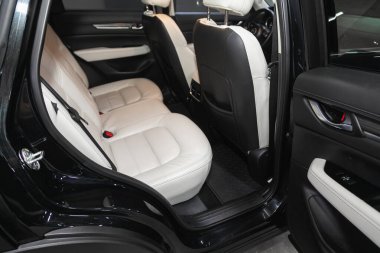 Novosibirsk, Rusya - 30 Ekim 2021: Mazda CX-5, beyaz derili yolcular için arka koltuk. Rahat vagon içeride.