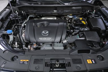 Novosibirsk, Rusya - 30 Ekim 2021: Mazda CX-5, Araç motorunun detaylarını kapat