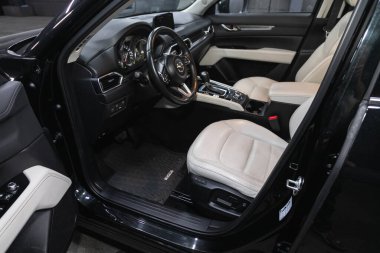 Novosibirsk, Rusya - 30 Ekim 2021: Mazda CX-5, yeni stil bir araba, direksiyon, hız göstergesi, takometre ve diğer ayarlama düğmeleri olan gösterge paneli