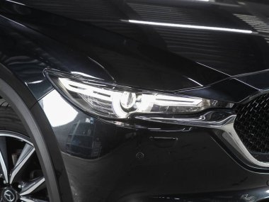 Novosibirsk, Rusya - 30 Ekim 2021: Mazda CX-5, dış görev. Modern araba ksenon lambasına yakın dur.