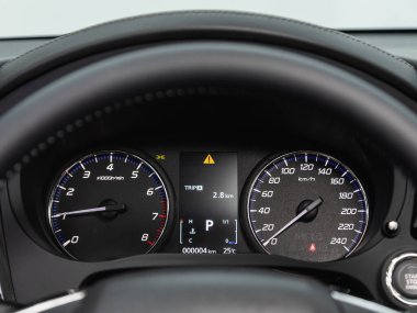 Novosibirsk, Rusya - 25 Ekim 2021: Renault Logan Stepway, modern otomobil kontrollü panel hız gösterimi 