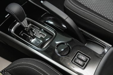 Novosibirsk, Rusya - 31 Ekim 2021: Mitsubishi Outlander, otomobil ve otomobil şanzımanı